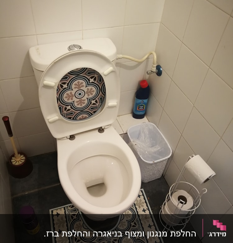 אסלה עם חיבורי מים ונוזל ניקוי